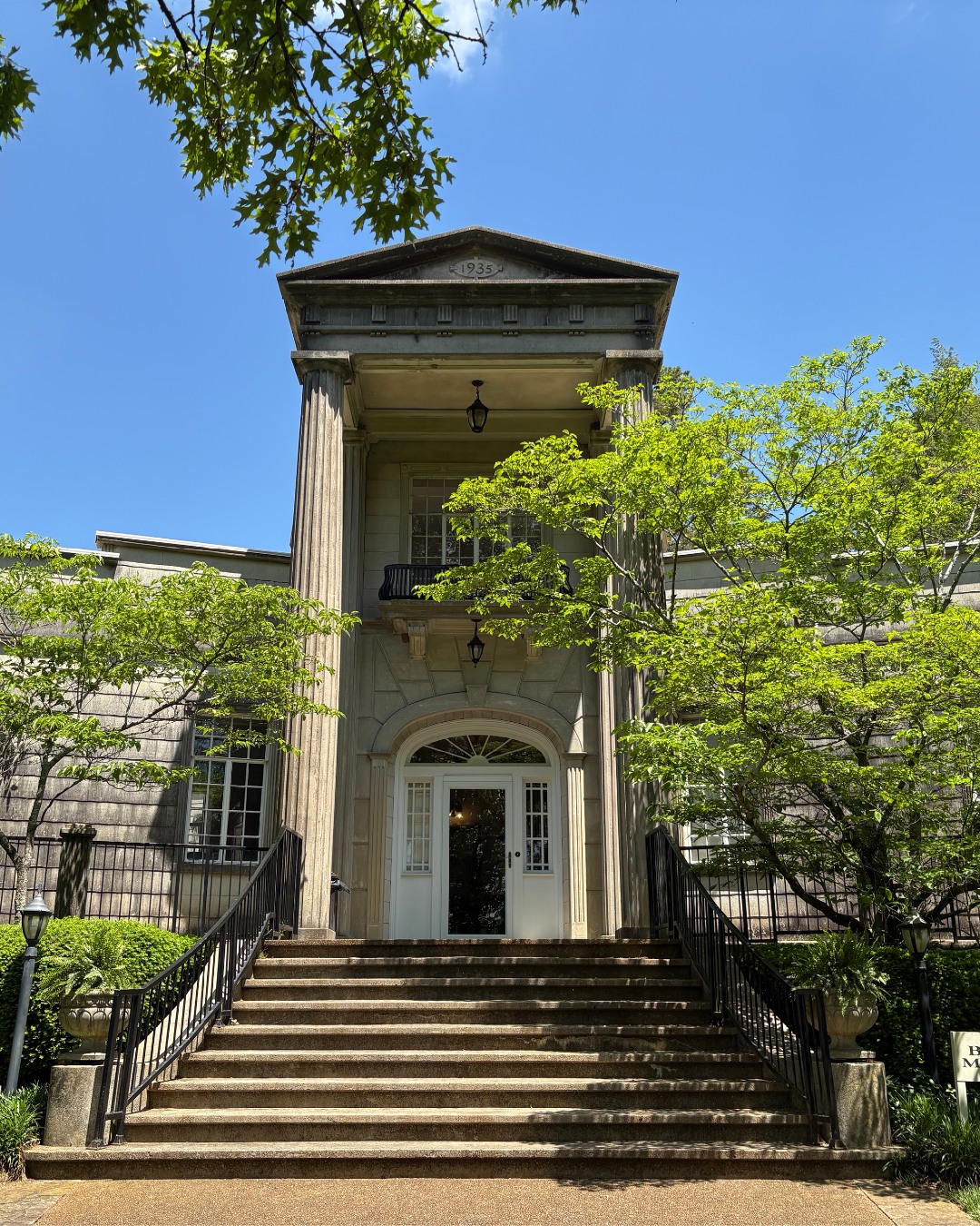 Perched high above the city, @burrittonthemountain is an open-air museum that blends history, nature, and breathtaking views. ⛰️ Explore historic homes, scenic trails, and family events while overlooking the beauty of Huntsville from Monte Sano Mountain.