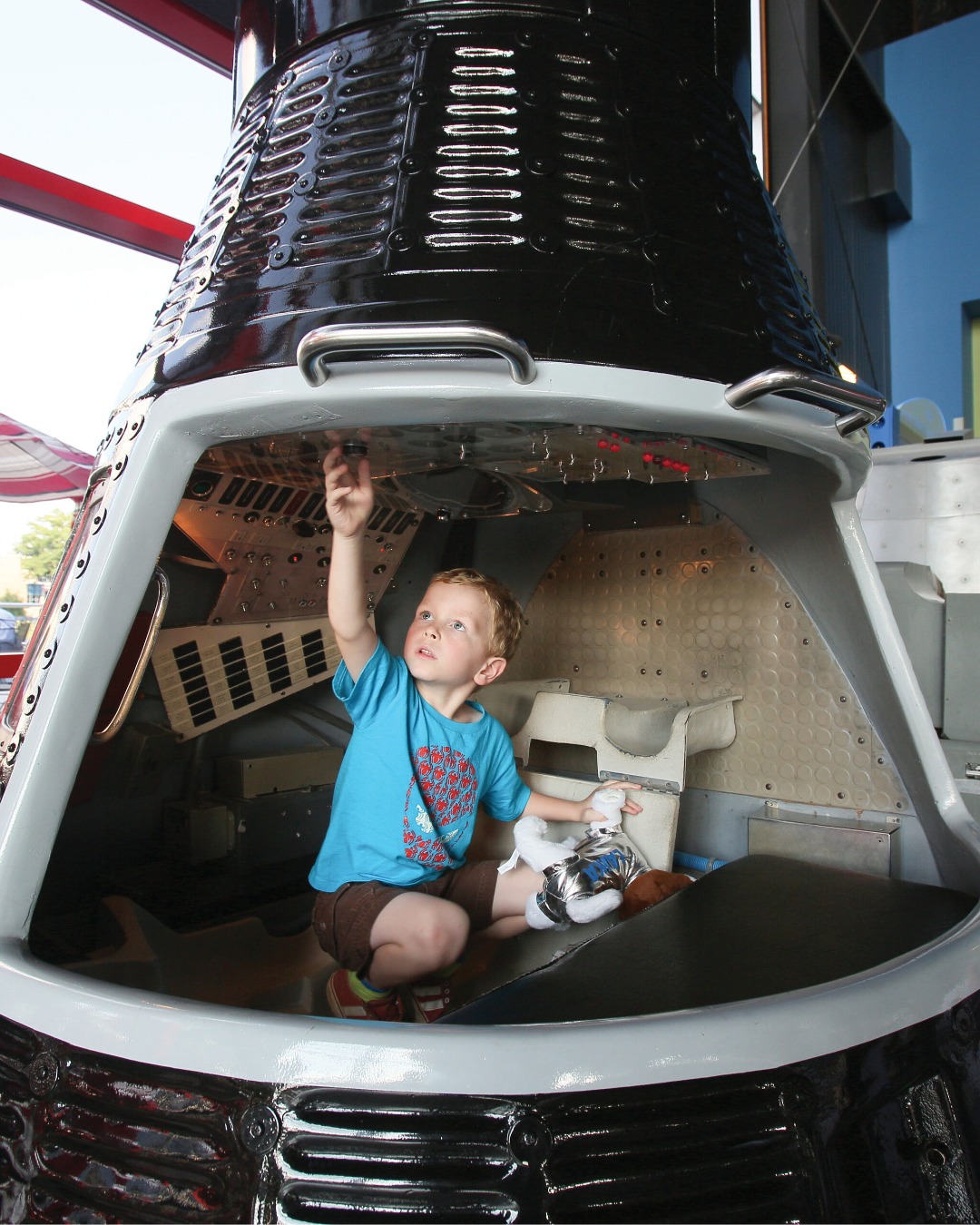 The largest spaceflight museum in the world, the U.S. Space & Rocket Center is one of the city’s most-visited attractions. 🚀 With hundred of space artifacts, a full-scale replica of the Saturn V rocket, interactive simulators, and so much more, this stop is fun for the whole family.

📍@rocketcenterusa