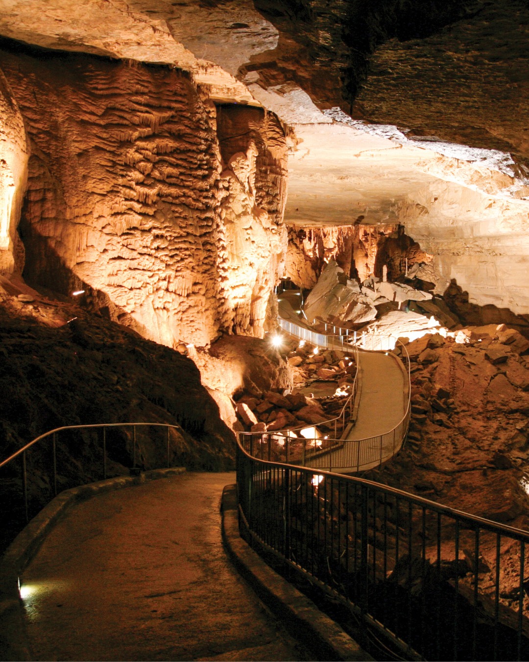 Step underground and explore one of Alabama’s most awe-inspiring natural wonders at Cathedral Caverns. 🌿 With massive rock formations and year-round guided tours, it’s a must-visit for adventurers looking to experience something unforgettable.