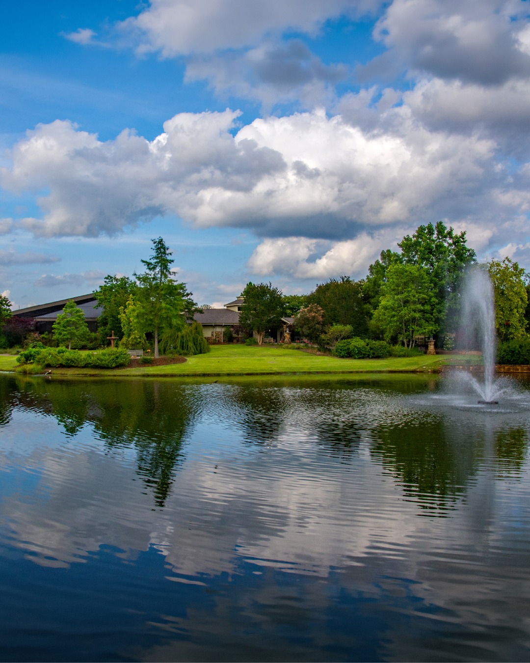 Peaceful views and natural beauty can be found around every corner at the Huntsville Botanical Garden. 🌿 Reflection Lake offers a serene spot to slow down and take in the gardens, surrounded by seasonal blooms and the beauty of nature.

📍 @hsvgarden